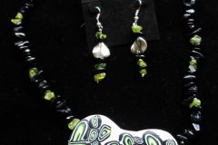 Polymer-pendent-with-onyx-and-peridot-chip-scaled